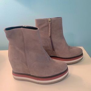 NWOT Paloma Barceló Lirica Taupe wedge ankle boots